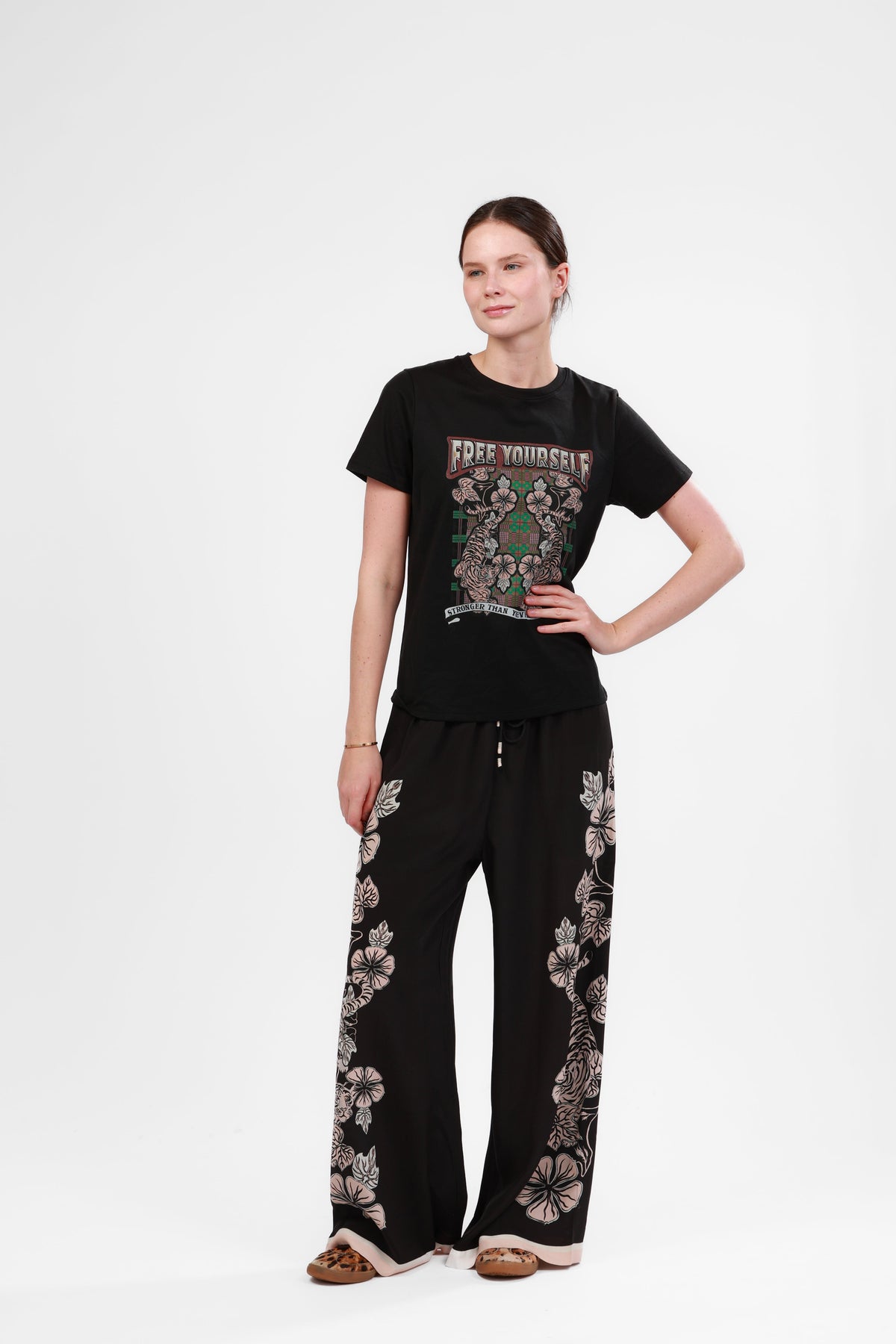 Remera Free Yourself Blossom Black