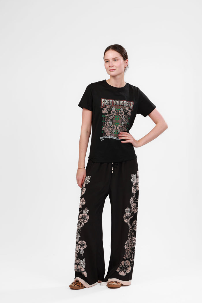 Remera Free Yourself Blossom Black