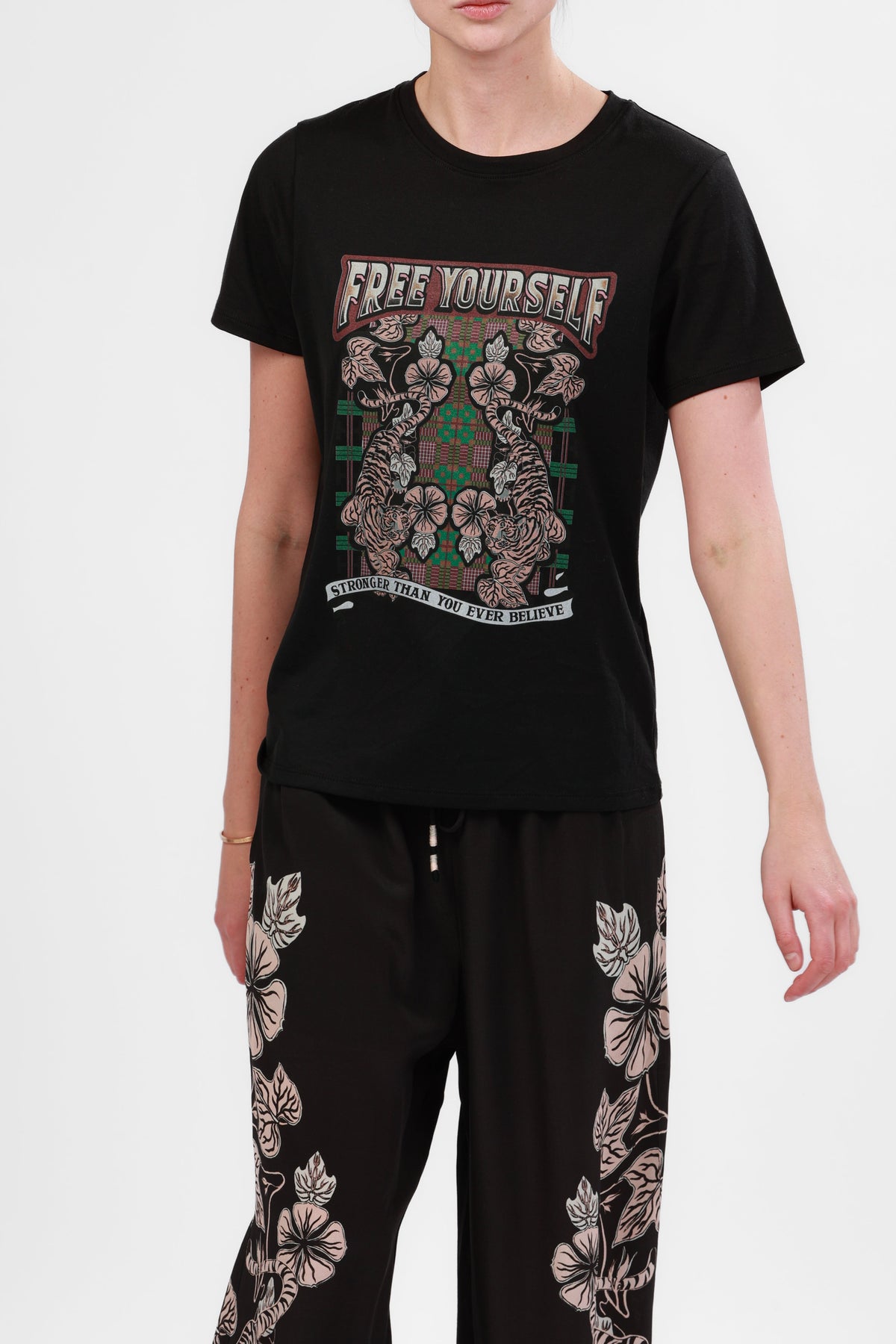 Remera Free Yourself Blossom Black